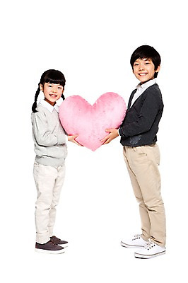 포토 JPG 전신 라이프스타일 여자 남자 어린이라이프 초등학생 어린이 쿠션 함께함 선물 서기 미소 웃음 들기 누끼 사람 동양인 소녀 소년 두명 옆모습 캐주얼 친구 한국인 하트 하트쿠션 어린이만 국내포토 모양 학생 옷 뷰포인트 컨셉 관계 모션 표정 인종 생활 파일형식