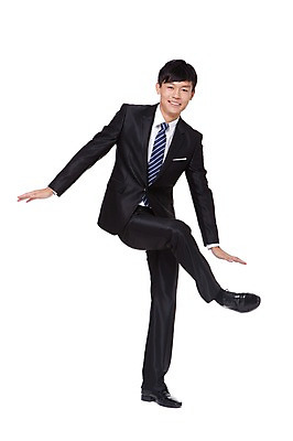 포토 JPG 스튜디오촬영 전신 외국인 해외기획촬영 직업 라이프스타일 남자 맨라이프 포즈 비즈니스 2011년중국 모션 실내 한명 서기 미소 웃음 누끼 사람 동양인 정장 20대 성인 앞모습 중국인 춤 직장인 비즈니스맨 다리들기 남자만 남자한명만 성인남자만 청년만 청년남자만 청년남자한명만 성인한명만 성인남자한명만 성인만 국내포토 1 옷 뷰포인트 문화예술 표정 인종 청년 내부 생활 파일형식