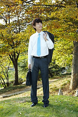 포토 JPG 주간 전신 외국인 나무 식물 해외기획촬영 직업 라이프스타일 응시 잡화 공원 남자 맨라이프 서류가방 가방 비즈니스 2011년중국 휴식 한명 서기 미소 웃음 들기 사람 동양인 정장 잔디 20대 성인 야외 앞모습 중국인 중국 직장인 비즈니스맨 청도 언덕 상쾌 남자만 남자한명만 성인남자만 청년만 청년남자만 청년남자한명만 성인한명만 성인남자한명만 성인만 국내포토 자연요소 1 시선 옷 공공시설 감정 아시아 뷰포인트 컨셉 모션 표정 인종 청년 생활 파일형식