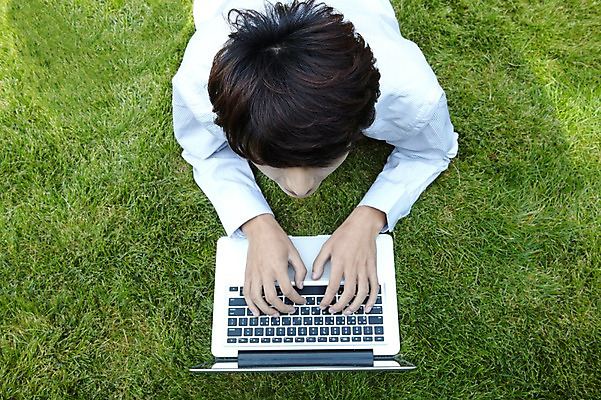 포토 JPG 주간 외국인 해외기획촬영 직업 라이프스타일 응시 공원 남자 엎드리기 맨라이프 인터넷 비즈니스 2011년중국 휴식 한명 사람 동양인 정장 잔디 상반신 20대 성인 야외 노트북 컴퓨터 하이앵글 눕기 중국인 중국 웹서핑 타이핑 업무 직장인 비즈니스맨 작업실 청도 상쾌 남자만 남자한명만 성인남자만 청년만 청년남자만 청년남자한명만 성인한명만 성인남자한명만 성인만 국내포토 자연요소 식물 1 시선 옷 공공시설 감정 아시아 뷰포인트 컨셉 모션 인종 청년 생활 전자제품 작업 파일형식