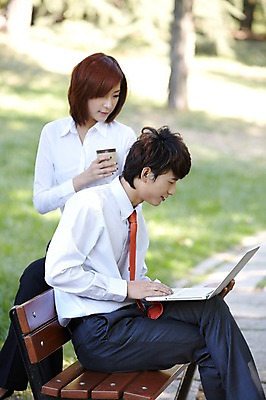 포토 JPG 주간 외국인 나무 식물 해외기획촬영 직업 라이프스타일 응시 공원 여자 남자 커피 인터넷 벤치 의자 비즈니스 2011년중국 휴식 들기 사람 앉기 동양인 정장 잔디 20대 성인 야외 두명 옆모습 아웃포커스 노트북 컴퓨터 중국인 중국 다리꼬기 웹서핑 업무 직장인 비즈니스맨 비즈니스우먼 작업실 종이컵 청도 동료 상쾌 청년만 성인만 국내포토 자연요소 시선 옷 공공시설 감정 아시아 음료 뷰포인트 가구 컨셉 관계 모션 촬영기법 인종 청년 생활 컵 전자제품 작업 일회용 파일형식