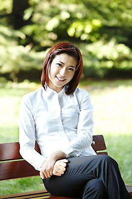 포토 JPG 주간 외국인 나무 식물 해외기획촬영 직업 우먼라이프 라이프스타일 공원 여자 벤치 의자 비즈니스 2011년중국 휴식 한명 미소 웃음 사람 앉기 동양인 정장 잔디 20대 성인 야외 앞모습 아웃포커스 중국인 중국 다리꼬기 직장인 비즈니스우먼 청도 상쾌 여자만 여자한명만 성인여자만 청년만 청년여자만 성인한명만 청년여자한명만 성인여자한명만 성인만 국내포토 자연요소 1 옷 공공시설 감정 아시아 뷰포인트 가구 컨셉 모션 촬영기법 표정 인종 청년 생활 파일형식