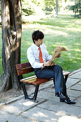 포토 JPG 주간 전신 외국인 나무 식물 해외기획촬영 직업 라이프스타일 응시 공원 남자 맨라이프 벤치 의자 비즈니스 2011년중국 휴식 그림자 한명 들기 사람 앉기 동양인 정장 잔디 20대 성인 야외 옆모습 중국인 중국 다리꼬기 직장인 비즈니스맨 신문 신문읽기 그늘 청도 읽기 상쾌 남자만 남자한명만 성인남자만 청년만 청년남자만 청년남자한명만 성인한명만 성인남자한명만 성인만 국내포토 자연요소 1 시선 옷 공공시설 감정 아시아 뷰포인트 가구 컨셉 모션 인종 청년 생활 간행물 뉴스 파일형식