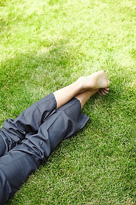 포토 JPG 주간 해외기획촬영 직업 라이프스타일 공원 남자 엎드리기 맨라이프 신체 비즈니스 2011년중국 맨발 발 휴식 한명 사람 정장 잔디 야외 신체부위 하이앵글 눕기 중국 다리 직장인 비즈니스맨 청도 상쾌 남자만 남자한명만 국내포토 자연요소 식물 1 옷 공공시설 감정 아시아 뷰포인트 컨셉 모션 생활 파일형식