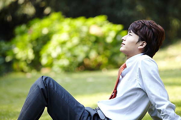 포토 JPG 주간 외국인 해외기획촬영 직업 라이프스타일 응시 공원 남자 맨라이프 비즈니스 2011년중국 휴식 한명 사람 앉기 동양인 정장 잔디 20대 성인 야외 옆모습 아웃포커스 중국인 중국 직장인 비즈니스맨 편안함 청도 상쾌 남자만 남자한명만 성인남자만 청년만 청년남자만 청년남자한명만 성인한명만 성인남자한명만 성인만 국내포토 자연요소 식물 1 시선 옷 공공시설 감정 아시아 뷰포인트 컨셉 모션 촬영기법 인종 청년 생활 감각 파일형식