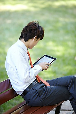 포토 JPG 주간 외국인 해외기획촬영 직업 라이프스타일 응시 공원 남자 맨라이프 인터넷 벤치 의자 비즈니스 2011년중국 휴식 한명 들기 사람 앉기 동양인 정장 잔디 20대 성인 야외 옆모습 아웃포커스 태블릿 중국인 중국 다리꼬기 웹서핑 업무 직장인 비즈니스맨 작업실 청도 상쾌 남자만 남자한명만 성인남자만 청년만 청년남자만 청년남자한명만 성인한명만 성인남자한명만 성인만 국내포토 자연요소 식물 1 시선 옷 공공시설 감정 아시아 뷰포인트 가구 컨셉 모션 촬영기법 인종 청년 생활 전자제품 스마트기기 작업 파일형식