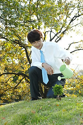 포토 JPG 주간 전신 외국인 나무 식물 해외기획촬영 직업 라이프스타일 공원 남자 맨라이프 비즈니스 2011년중국 휴식 한명 미소 웃음 들기 사람 앉기 동양인 정장 잔디 20대 성인 야외 앞모습 중국인 자연보호 중국 물뿌리개 직장인 비즈니스맨 청도 언덕 물주기 상쾌 원예 묘목 남자만 남자한명만 성인남자만 청년만 청년남자만 청년남자한명만 성인한명만 성인남자한명만 성인만 국내포토 자연요소 1 옷 공공시설 감정 아시아 뷰포인트 컨셉 모션 자연 표정 인종 청년 취미 생활 보호 파일형식