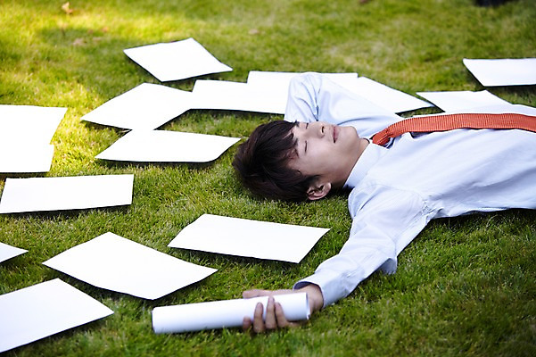 포토 JPG 주간 외국인 해외기획촬영 직업 라이프스타일 공원 남자 종이 비즈니스 2011년중국 휴식 한명 사람 동양인 정장 잔디 상반신 20대 성인 야외 옆모습 눕기 중국인 눈감음 중국 자유 잠 직장인 비즈니스맨 편안함 청도 상쾌 문서 낮잠 팔베개 남자만 남자한명만 성인남자만 청년만 청년남자만 청년남자한명만 성인한명만 성인남자한명만 성인만 국내포토 자연요소 식물 1 옷 공공시설 감정 아시아 뷰포인트 컨셉 모션 인종 청년 생활 감각 파일형식