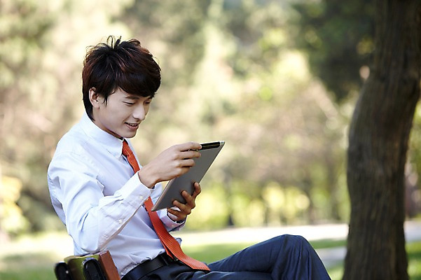 포토 JPG 주간 외국인 나무 식물 해외기획촬영 직업 라이프스타일 응시 공원 남자 맨라이프 인터넷 벤치 의자 비즈니스 2011년중국 휴식 한명 미소 웃음 들기 사람 앉기 동양인 정장 20대 성인 야외 옆모습 아웃포커스 태블릿 중국인 중국 웹서핑 업무 직장인 비즈니스맨 작업실 청도 상쾌 남자만 남자한명만 성인남자만 청년만 청년남자만 청년남자한명만 성인한명만 성인남자한명만 성인만 국내포토 자연요소 1 시선 옷 공공시설 감정 아시아 뷰포인트 가구 컨셉 모션 촬영기법 표정 인종 청년 생활 전자제품 스마트기기 작업 파일형식