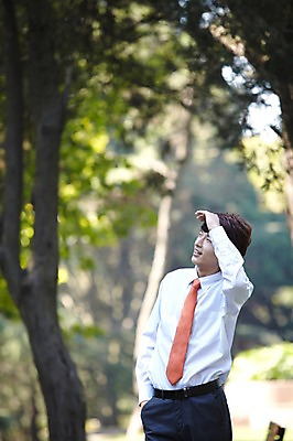 포토 JPG 주간 외국인 나무 식물 해외기획촬영 직업 라이프스타일 응시 공원 남자 맨라이프 비즈니스 2011년중국 휴식 한명 서기 미소 웃음 사람 동양인 정장 손짓 20대 성인 야외 앞모습 아웃포커스 중국인 중국 산책 관찰 직장인 비즈니스맨 청도 상쾌 남자만 남자한명만 성인남자만 청년만 청년남자만 청년남자한명만 성인한명만 성인남자한명만 성인만 국내포토 자연요소 1 시선 옷 공공시설 감정 아시아 뷰포인트 컨셉 모션 촬영기법 표정 인종 청년 생활 파일형식