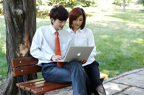 포토 JPG 주간 외국인 나무 식물 해외기획촬영 직업 라이프스타일 응시 공원 여자 남자 인터넷 벤치 의자 비즈니스 2011년중국 휴식 그림자 들기 사람 앉기 동양인 정장 잔디 20대 성인 야외 두명 노트북 컴퓨터 중국인 중국 다리꼬기 웹서핑 업무 직장인 비즈니스맨 비즈니스우먼 작업실 그늘 청도 동료 상쾌 청년만 성인만 국내포토 자연요소 시선 옷 공공시설 감정 아시아 가구 컨셉 관계 모션 인종 청년 생활 전자제품 작업 파일형식