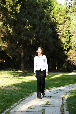포토 JPG 주간 전신 외국인 나무 식물 해외기획촬영 직업 우먼라이프 라이프스타일 응시 공원 여자 길 비즈니스 2011년중국 휴식 그림자 한명 서기 사람 동양인 정장 잔디 20대 성인 야외 앞모습 중국인 걷기 중국 산책 산책로 직장인 비즈니스우먼 그늘 청도 상쾌 여자만 여자한명만 성인여자만 청년만 청년여자만 성인한명만 청년여자한명만 성인여자한명만 성인만 국내포토 자연요소 1 시선 옷 공공시설 감정 아시아 뷰포인트 컨셉 모션 인종 청년 생활 파일형식