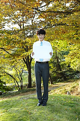 포토 JPG 주간 전신 외국인 나무 식물 해외기획촬영 직업 라이프스타일 배너 공원 남자 맨라이프 비즈니스 2011년중국 휴식 사각프레임 프레임 광고판 한명 서기 미소 웃음 들기 사람 동양인 정장 잔디 20대 성인 야외 앞모습 중국인 중국 직장인 비즈니스맨 청도 알림 백지 상쾌 남자만 남자한명만 성인남자만 청년만 청년남자만 청년남자한명만 성인한명만 성인남자한명만 성인만 국내포토 자연요소 1 옷 공공시설 감정 아시아 뷰포인트 컨셉 모션 알림판 표정 인종 청년 생활 사각형 판 파일형식