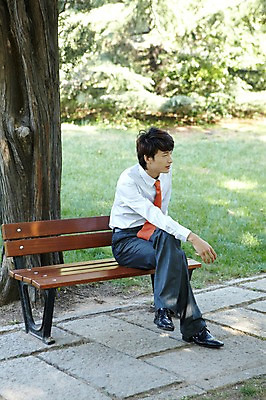 포토 JPG 주간 전신 외국인 나무 식물 해외기획촬영 직업 라이프스타일 응시 공원 남자 맨라이프 벤치 의자 비즈니스 2011년중국 휴식 그림자 한명 사람 앉기 동양인 정장 잔디 20대 성인 야외 중국인 중국 다리꼬기 직장인 비즈니스맨 그늘 청도 상쾌 남자만 남자한명만 성인남자만 청년만 청년남자만 청년남자한명만 성인한명만 성인남자한명만 성인만 국내포토 자연요소 1 시선 옷 공공시설 감정 아시아 가구 컨셉 모션 인종 청년 생활 파일형식