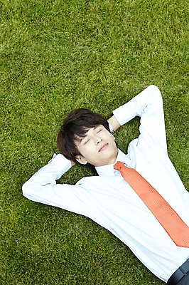 포토 JPG 주간 외국인 해외기획촬영 직업 라이프스타일 공원 남자 맨라이프 비즈니스 2011년중국 휴식 한명 사람 동양인 정장 잔디 상반신 20대 성인 야외 하이앵글 눕기 중국인 눈감음 중국 잠 직장인 비즈니스맨 청도 상쾌 낮잠 팔베개 남자만 남자한명만 성인남자만 청년만 청년남자만 청년남자한명만 성인한명만 성인남자한명만 성인만 국내포토 자연요소 식물 1 옷 공공시설 감정 아시아 뷰포인트 컨셉 모션 인종 청년 생활 파일형식