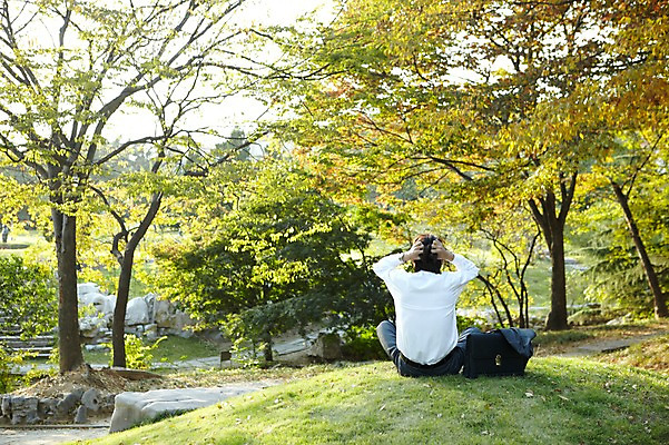 포토 JPG 주간 외국인 나무 식물 해외기획촬영 직업 라이프스타일 잡화 공원 남자 맨라이프 서류가방 가방 비즈니스 2011년중국 휴식 스트레스 한명 사람 앉기 동양인 정장 손짓 잔디 20대 성인 야외 뒷모습 중국인 중국 직장인 비즈니스맨 청도 언덕 상쾌 두통 남자만 남자한명만 성인남자만 청년만 청년남자만 청년남자한명만 성인한명만 성인남자한명만 성인만 국내포토 자연요소 1 옷 공공시설 감정 아시아 뷰포인트 컨셉 모션 인종 청년 생활 질병 파일형식