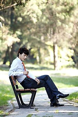 포토 JPG 주간 전신 외국인 나무 식물 해외기획촬영 직업 라이프스타일 공원 남자 길 맨라이프 벤치 의자 비즈니스 2011년중국 휴식 그림자 한명 사람 앉기 동양인 정장 잔디 20대 성인 야외 옆모습 아웃포커스 중국인 중국 산책로 다리꼬기 직장인 비즈니스맨 그늘 청도 상쾌 남자만 남자한명만 성인남자만 청년만 청년남자만 청년남자한명만 성인한명만 성인남자한명만 성인만 국내포토 자연요소 1 옷 공공시설 감정 아시아 뷰포인트 가구 컨셉 모션 촬영기법 인종 청년 생활 파일형식