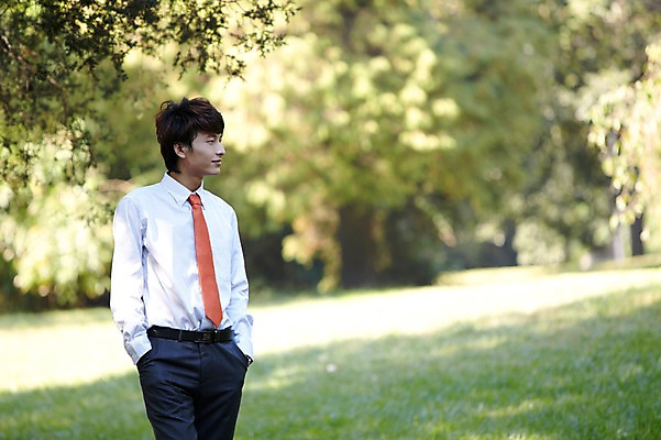 포토 JPG 주간 외국인 나무 식물 해외기획촬영 직업 라이프스타일 응시 공원 남자 맨라이프 비즈니스 2011년중국 휴식 그림자 한명 서기 사람 동양인 정장 잔디 20대 성인 야외 앞모습 아웃포커스 중국인 중국 산책 직장인 비즈니스맨 그늘 청도 상쾌 남자만 남자한명만 성인남자만 청년만 청년남자만 청년남자한명만 성인한명만 성인남자한명만 성인만 국내포토 자연요소 1 시선 옷 공공시설 감정 아시아 뷰포인트 컨셉 모션 촬영기법 인종 청년 생활 파일형식