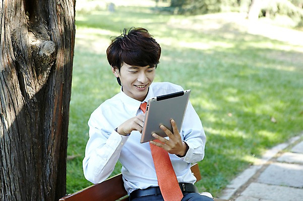 포토 JPG 주간 외국인 나무 식물 해외기획촬영 직업 라이프스타일 응시 공원 남자 맨라이프 인터넷 벤치 의자 비즈니스 2011년중국 휴식 그림자 한명 미소 웃음 들기 사람 앉기 동양인 정장 잔디 상반신 20대 성인 야외 아웃포커스 태블릿 중국인 중국 웹서핑 업무 직장인 비즈니스맨 작업실 그늘 청도 상쾌 남자만 남자한명만 성인남자만 청년만 청년남자만 청년남자한명만 성인한명만 성인남자한명만 성인만 국내포토 자연요소 1 시선 옷 공공시설 감정 아시아 가구 컨셉 모션 촬영기법 표정 인종 청년 생활 전자제품 스마트기기 작업 파일형식