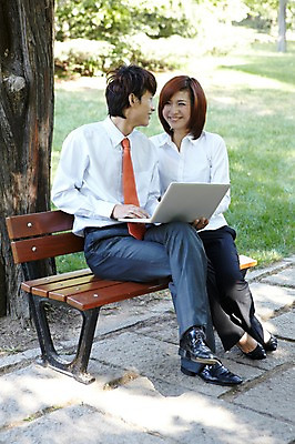 포토 JPG 주간 전신 외국인 나무 식물 해외기획촬영 직업 라이프스타일 공원 여자 남자 인터넷 벤치 의자 비즈니스 2011년중국 휴식 그림자 미소 웃음 사람 앉기 동양인 정장 잔디 20대 성인 야외 두명 노트북 컴퓨터 중국인 마주보기 중국 다리꼬기 웹서핑 업무 직장인 비즈니스맨 비즈니스우먼 작업실 그늘 청도 동료 상쾌 청년만 성인만 국내포토 자연요소 옷 공공시설 감정 아시아 가구 컨셉 관계 모션 표정 인종 청년 생활 전자제품 작업 파일형식
