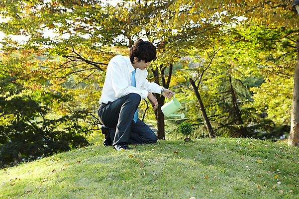 포토 JPG 주간 전신 외국인 나무 식물 해외기획촬영 직업 라이프스타일 공원 남자 맨라이프 비즈니스 2011년중국 휴식 한명 들기 사람 앉기 동양인 정장 잔디 20대 성인 야외 중국인 자연보호 중국 물뿌리개 직장인 비즈니스맨 청도 언덕 물주기 상쾌 원예 묘목 남자만 남자한명만 성인남자만 청년만 청년남자만 청년남자한명만 성인한명만 성인남자한명만 성인만 국내포토 자연요소 1 옷 공공시설 감정 아시아 컨셉 모션 자연 인종 청년 취미 생활 보호 파일형식
