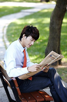 포토 JPG 주간 외국인 나무 식물 해외기획촬영 직업 라이프스타일 응시 공원 남자 길 맨라이프 벤치 의자 비즈니스 2011년중국 휴식 한명 들기 사람 앉기 동양인 정장 잔디 20대 성인 야외 옆모습 아웃포커스 중국인 중국 산책로 다리꼬기 직장인 비즈니스맨 신문 신문읽기 청도 읽기 상쾌 남자만 남자한명만 성인남자만 청년만 청년남자만 청년남자한명만 성인한명만 성인남자한명만 성인만 국내포토 자연요소 1 시선 옷 공공시설 감정 아시아 뷰포인트 가구 컨셉 모션 촬영기법 인종 청년 생활 간행물 뉴스 파일형식