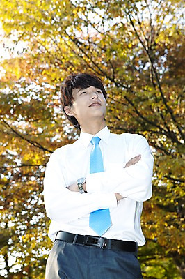 포토 JPG 주간 외국인 나무 식물 해외기획촬영 직업 라이프스타일 응시 공원 남자 로우앵글 맨라이프 비즈니스 2011년중국 휴식 한명 서기 미소 웃음 사람 동양인 정장 상반신 20대 성인 야외 앞모습 아웃포커스 중국인 팔짱 중국 직장인 비즈니스맨 청도 상쾌 남자만 남자한명만 성인남자만 청년만 청년남자만 청년남자한명만 성인한명만 성인남자한명만 성인만 국내포토 자연요소 1 시선 옷 공공시설 감정 아시아 뷰포인트 컨셉 모션 촬영기법 표정 인종 청년 생활 파일형식
