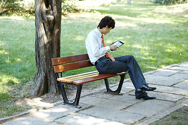 포토 JPG 주간 전신 외국인 나무 식물 해외기획촬영 직업 라이프스타일 응시 공원 남자 맨라이프 인터넷 벤치 의자 비즈니스 2011년중국 휴식 그림자 한명 들기 사람 앉기 동양인 정장 잔디 20대 성인 야외 옆모습 태블릿 중국인 중국 다리꼬기 웹서핑 업무 직장인 비즈니스맨 작업실 그늘 청도 상쾌 남자만 남자한명만 성인남자만 청년만 청년남자만 청년남자한명만 성인한명만 성인남자한명만 성인만 국내포토 자연요소 1 시선 옷 공공시설 감정 아시아 뷰포인트 가구 컨셉 모션 인종 청년 생활 전자제품 스마트기기 작업 파일형식