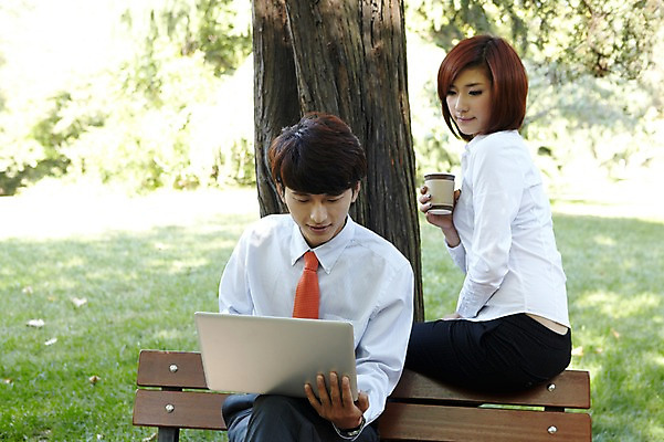 포토 JPG 주간 외국인 나무 식물 해외기획촬영 직업 라이프스타일 응시 공원 여자 남자 커피 인터넷 벤치 의자 비즈니스 2011년중국 휴식 그림자 들기 사람 앉기 동양인 정장 잔디 20대 성인 야외 두명 노트북 컴퓨터 중국인 중국 웹서핑 업무 직장인 비즈니스맨 비즈니스우먼 작업실 그늘 종이컵 청도 동료 상쾌 청년만 성인만 국내포토 자연요소 시선 옷 공공시설 감정 아시아 음료 가구 컨셉 관계 모션 인종 청년 생활 컵 전자제품 작업 일회용 파일형식