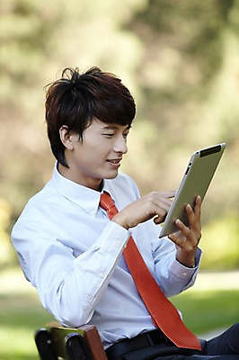 포토 JPG 주간 외국인 해외기획촬영 직업 라이프스타일 응시 공원 남자 맨라이프 인터넷 벤치 의자 비즈니스 2011년중국 휴식 한명 미소 웃음 들기 사람 앉기 동양인 정장 상반신 20대 성인 야외 옆모습 아웃포커스 태블릿 중국인 중국 웹서핑 업무 직장인 비즈니스맨 작업실 청도 상쾌 남자만 남자한명만 성인남자만 청년만 청년남자만 청년남자한명만 성인한명만 성인남자한명만 성인만 국내포토 자연요소 1 시선 옷 공공시설 감정 아시아 뷰포인트 가구 컨셉 모션 촬영기법 표정 인종 청년 생활 전자제품 스마트기기 작업 파일형식