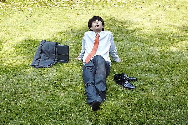 포토 JPG 주간 전신 외국인 해외기획촬영 직업 라이프스타일 잡화 공원 남자 구두 맨라이프 신발 서류가방 가방 비즈니스 2011년중국 휴식 그림자 한명 사람 앉기 동양인 정장 잔디 20대 성인 야외 앞모습 중국인 눈감음 중국 직장인 비즈니스맨 편안함 그늘 청도 상쾌 남자만 남자한명만 성인남자만 청년만 청년남자만 청년남자한명만 성인한명만 성인남자한명만 성인만 국내포토 자연요소 식물 1 옷 공공시설 감정 아시아 뷰포인트 컨셉 모션 인종 청년 생활 감각 파일형식