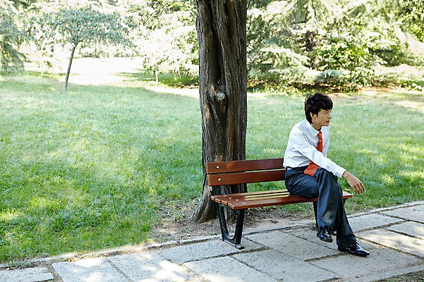 포토 JPG 주간 전신 외국인 나무 식물 해외기획촬영 직업 라이프스타일 응시 공원 남자 맨라이프 벤치 의자 비즈니스 2011년중국 휴식 그림자 한명 사람 앉기 동양인 정장 잔디 20대 성인 야외 중국인 중국 다리꼬기 직장인 비즈니스맨 그늘 청도 상쾌 남자만 남자한명만 성인남자만 청년만 청년남자만 청년남자한명만 성인한명만 성인남자한명만 성인만 국내포토 자연요소 1 시선 옷 공공시설 감정 아시아 가구 컨셉 모션 인종 청년 생활 파일형식