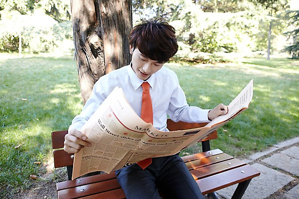 포토 JPG 주간 외국인 나무 식물 해외기획촬영 직업 라이프스타일 응시 공원 남자 맨라이프 벤치 의자 비즈니스 2011년중국 휴식 한명 들기 사람 앉기 동양인 정장 잔디 20대 성인 야외 앞모습 중국인 중국 직장인 비즈니스맨 신문 신문읽기 청도 읽기 상쾌 남자만 남자한명만 성인남자만 청년만 청년남자만 청년남자한명만 성인한명만 성인남자한명만 성인만 국내포토 자연요소 1 시선 옷 공공시설 감정 아시아 뷰포인트 가구 컨셉 모션 인종 청년 생활 간행물 뉴스 파일형식