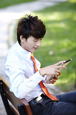 포토 JPG 주간 외국인 해외기획촬영 직업 라이프스타일 응시 공원 남자 길 맨라이프 인터넷 벤치 의자 비즈니스 2011년중국 휴식 한명 들기 사람 앉기 동양인 정장 잔디 20대 성인 야외 옆모습 아웃포커스 태블릿 중국인 중국 산책로 웹서핑 업무 직장인 비즈니스맨 작업실 청도 상쾌 남자만 남자한명만 성인남자만 청년만 청년남자만 청년남자한명만 성인한명만 성인남자한명만 성인만 국내포토 자연요소 식물 1 시선 옷 공공시설 감정 아시아 뷰포인트 가구 컨셉 모션 촬영기법 인종 청년 생활 전자제품 스마트기기 작업 파일형식