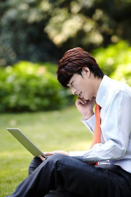 포토 JPG 주간 외국인 해외기획촬영 직업 라이프스타일 응시 공원 남자 맨라이프 비즈니스 2011년중국 휴식 한명 들기 사람 앉기 동양인 정장 잔디 20대 성인 야외 옆모습 아웃포커스 노트북 스마트폰 컴퓨터 중국인 중국 웹서핑 업무 직장인 비즈니스맨 작업실 청도 전화기 상쾌 통화 남자만 남자한명만 성인남자만 청년만 청년남자만 청년남자한명만 성인한명만 성인남자한명만 성인만 국내포토 자연요소 식물 1 시선 옷 공공시설 감정 아시아 뷰포인트 컨셉 모션 촬영기법 인종 청년 생활 전자제품 핸드폰 스마트기기 작업 파일형식