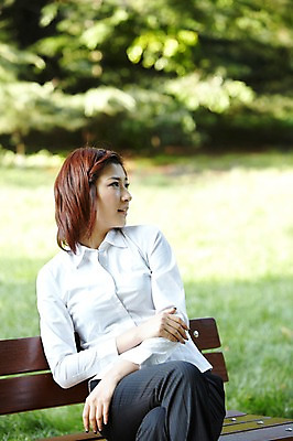 포토 JPG 주간 외국인 나무 식물 해외기획촬영 직업 우먼라이프 라이프스타일 응시 공원 여자 벤치 의자 비즈니스 2011년중국 휴식 한명 사람 앉기 동양인 정장 잔디 20대 성인 야외 앞모습 아웃포커스 중국인 중국 다리꼬기 직장인 비즈니스우먼 청도 상쾌 여자만 여자한명만 성인여자만 청년만 청년여자만 성인한명만 청년여자한명만 성인여자한명만 성인만 국내포토 자연요소 1 시선 옷 공공시설 감정 아시아 뷰포인트 가구 컨셉 모션 촬영기법 인종 청년 생활 파일형식