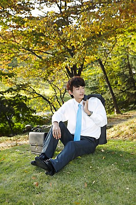 포토 JPG 주간 전신 외국인 해외기획촬영 직업 라이프스타일 응시 잡화 공원 남자 맨라이프 서류가방 가방 비즈니스 2011년중국 휴식 한명 사람 앉기 동양인 정장 잔디 20대 성인 야외 중국인 중국 직장인 비즈니스맨 청도 상쾌 남자만 남자한명만 성인남자만 청년만 청년남자만 청년남자한명만 성인한명만 성인남자한명만 성인만 국내포토 자연요소 식물 1 시선 옷 공공시설 감정 아시아 컨셉 모션 인종 청년 생활 파일형식