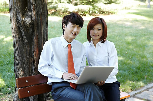 포토 JPG 주간 외국인 나무 식물 해외기획촬영 직업 라이프스타일 공원 여자 남자 인터넷 벤치 의자 비즈니스 2011년중국 휴식 그림자 미소 웃음 들기 사람 앉기 동양인 정장 잔디 20대 성인 야외 두명 앞모습 노트북 컴퓨터 중국인 중국 다리꼬기 웹서핑 업무 직장인 비즈니스맨 비즈니스우먼 작업실 그늘 청도 동료 상쾌 청년만 성인만 국내포토 자연요소 옷 공공시설 감정 아시아 뷰포인트 가구 컨셉 관계 모션 표정 인종 청년 생활 전자제품 작업 파일형식