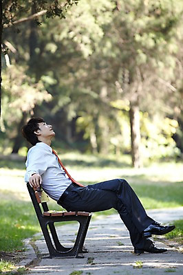 포토 JPG 주간 전신 외국인 나무 식물 해외기획촬영 직업 라이프스타일 응시 공원 남자 길 맨라이프 벤치 의자 비즈니스 2011년중국 휴식 그림자 한명 사람 앉기 동양인 정장 잔디 20대 성인 야외 옆모습 아웃포커스 중국인 중국 산책로 다리꼬기 직장인 비즈니스맨 그늘 청도 상쾌 남자만 남자한명만 성인남자만 청년만 청년남자만 청년남자한명만 성인한명만 성인남자한명만 성인만 국내포토 자연요소 1 시선 옷 공공시설 감정 아시아 뷰포인트 가구 컨셉 모션 촬영기법 인종 청년 생활 파일형식