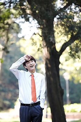 포토 JPG 주간 외국인 나무 식물 해외기획촬영 직업 라이프스타일 응시 공원 남자 맨라이프 비즈니스 2011년중국 휴식 한명 서기 미소 웃음 사람 동양인 정장 손짓 20대 성인 야외 앞모습 아웃포커스 중국인 중국 산책 관찰 직장인 비즈니스맨 청도 상쾌 남자만 남자한명만 성인남자만 청년만 청년남자만 청년남자한명만 성인한명만 성인남자한명만 성인만 국내포토 자연요소 1 시선 옷 공공시설 감정 아시아 뷰포인트 컨셉 모션 촬영기법 표정 인종 청년 생활 파일형식