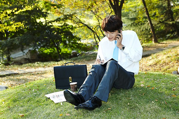 포토 JPG 주간 전신 외국인 나무 식물 해외기획촬영 직업 라이프스타일 잡화 공원 남자 커피 맨라이프 서류가방 가방 비즈니스 2011년중국 휴식 한명 미소 웃음 들기 사람 앉기 동양인 정장 잔디 20대 성인 야외 스마트폰 중국인 다이어리 중국 기록 업무 직장인 비즈니스맨 작업실 신문 종이컵 청도 전화기 상쾌 통화 남자만 남자한명만 성인남자만 청년만 청년남자만 청년남자한명만 성인한명만 성인남자한명만 성인만 국내포토 자연요소 1 옷 공공시설 감정 아시아 음료 컨셉 모션 표정 인종 청년 생활 간행물 컵 핸드폰 스마트기기 사무용품 작업 뉴스 일회용 파일형식