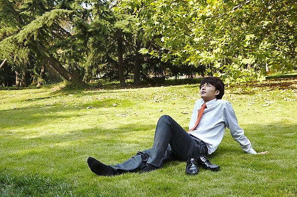 포토 JPG 주간 전신 외국인 나무 식물 해외기획촬영 직업 라이프스타일 응시 잡화 공원 남자 구두 맨라이프 신발 비즈니스 2011년중국 휴식 그림자 한명 사람 앉기 동양인 정장 잔디 20대 성인 야외 중국인 중국 직장인 비즈니스맨 편안함 그늘 청도 상쾌 남자만 남자한명만 성인남자만 청년만 청년남자만 청년남자한명만 성인한명만 성인남자한명만 성인만 국내포토 자연요소 1 시선 옷 공공시설 감정 아시아 컨셉 모션 인종 청년 생활 감각 파일형식