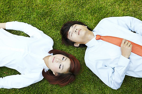 포토 JPG 주간 외국인 해외기획촬영 직업 라이프스타일 공원 여자 남자 비즈니스 2011년중국 휴식 사람 동양인 정장 잔디 상반신 20대 성인 야외 두명 하이앵글 눕기 중국인 눈감음 중국 잠 직장인 비즈니스맨 비즈니스우먼 청도 동료 상쾌 낮잠 청년만 성인만 국내포토 자연요소 식물 옷 공공시설 감정 아시아 뷰포인트 컨셉 관계 모션 인종 청년 생활 파일형식