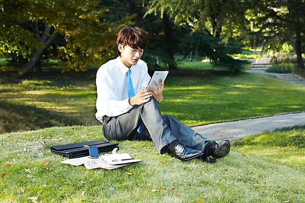 포토 JPG 주간 전신 외국인 나무 식물 해외기획촬영 직업 라이프스타일 응시 잡화 공원 남자 맨라이프 인터넷 서류가방 가방 비즈니스 2011년중국 휴식 한명 들기 사람 앉기 동양인 정장 잔디 20대 성인 야외 아웃포커스 스마트폰 태블릿 중국인 펜 다이어리 중국 웹서핑 업무 직장인 비즈니스맨 작업실 신문 청도 상쾌 남자만 남자한명만 성인남자만 청년만 청년남자만 청년남자한명만 성인한명만 성인남자한명만 성인만 국내포토 자연요소 1 시선 옷 공공시설 감정 아시아 컨셉 모션 촬영기법 인종 청년 생활 간행물 전자제품 핸드폰 스마트기기 필기구 사무용품 작업 뉴스 파일형식