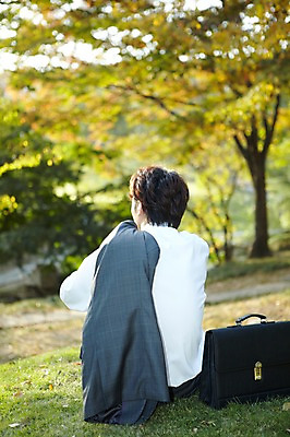 포토 JPG 주간 외국인 나무 식물 해외기획촬영 직업 라이프스타일 잡화 공원 남자 맨라이프 서류가방 가방 비즈니스 2011년중국 휴식 한명 사람 앉기 동양인 정장 잔디 20대 성인 야외 뒷모습 아웃포커스 중국인 중국 직장인 비즈니스맨 청도 언덕 상쾌 남자만 남자한명만 성인남자만 청년만 청년남자만 청년남자한명만 성인한명만 성인남자한명만 성인만 국내포토 자연요소 1 옷 공공시설 감정 아시아 뷰포인트 컨셉 모션 촬영기법 인종 청년 생활 파일형식
