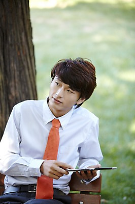 포토 JPG 주간 외국인 나무 식물 해외기획촬영 직업 라이프스타일 응시 공원 남자 맨라이프 인터넷 벤치 의자 비즈니스 2011년중국 휴식 한명 들기 사람 앉기 동양인 정장 잔디 상반신 20대 성인 야외 아웃포커스 태블릿 중국인 중국 웹서핑 업무 직장인 비즈니스맨 작업실 청도 상쾌 남자만 남자한명만 성인남자만 청년만 청년남자만 청년남자한명만 성인한명만 성인남자한명만 성인만 국내포토 자연요소 1 시선 옷 공공시설 감정 아시아 가구 컨셉 모션 촬영기법 인종 청년 생활 전자제품 스마트기기 작업 파일형식