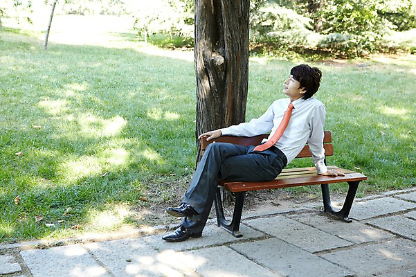 포토 JPG 주간 전신 외국인 나무 식물 해외기획촬영 직업 라이프스타일 응시 공원 남자 맨라이프 벤치 의자 비즈니스 2011년중국 휴식 그림자 한명 사람 앉기 동양인 정장 잔디 20대 성인 야외 옆모습 중국인 중국 다리꼬기 직장인 비즈니스맨 그늘 청도 상쾌 남자만 남자한명만 성인남자만 청년만 청년남자만 청년남자한명만 성인한명만 성인남자한명만 성인만 국내포토 자연요소 1 시선 옷 공공시설 감정 아시아 뷰포인트 가구 컨셉 모션 인종 청년 생활 파일형식