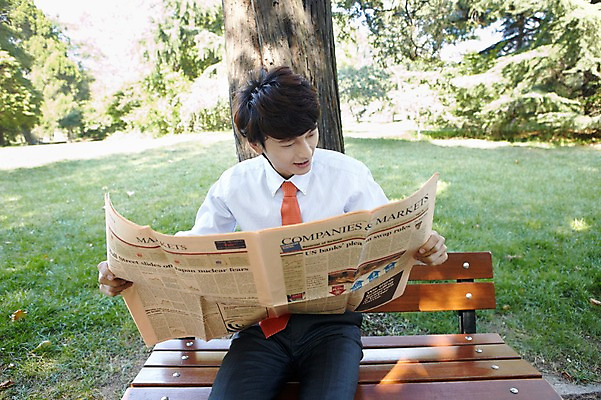 포토 JPG 주간 외국인 나무 식물 해외기획촬영 직업 라이프스타일 응시 공원 남자 맨라이프 벤치 의자 비즈니스 2011년중국 휴식 한명 들기 사람 앉기 동양인 정장 잔디 20대 성인 야외 앞모습 중국인 중국 직장인 비즈니스맨 신문 신문읽기 청도 읽기 상쾌 남자만 남자한명만 성인남자만 청년만 청년남자만 청년남자한명만 성인한명만 성인남자한명만 성인만 국내포토 자연요소 1 시선 옷 공공시설 감정 아시아 뷰포인트 가구 컨셉 모션 인종 청년 생활 간행물 뉴스 파일형식