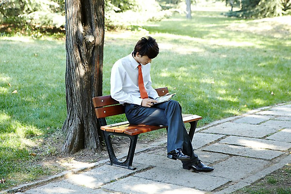 포토 JPG 주간 전신 외국인 나무 식물 해외기획촬영 직업 라이프스타일 응시 공원 남자 맨라이프 인터넷 벤치 의자 비즈니스 2011년중국 휴식 그림자 한명 사람 앉기 동양인 정장 잔디 20대 성인 야외 태블릿 중국인 중국 다리꼬기 웹서핑 업무 직장인 비즈니스맨 작업실 그늘 청도 상쾌 남자만 남자한명만 성인남자만 청년만 청년남자만 청년남자한명만 성인한명만 성인남자한명만 성인만 국내포토 자연요소 1 시선 옷 공공시설 감정 아시아 가구 컨셉 모션 인종 청년 생활 전자제품 스마트기기 작업 파일형식