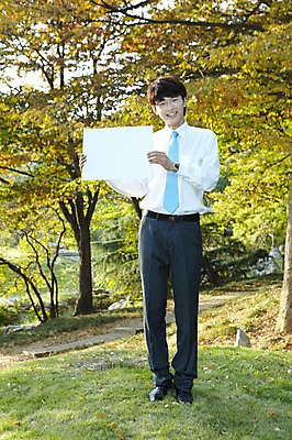 포토 JPG 주간 전신 외국인 나무 식물 해외기획촬영 직업 라이프스타일 배너 공원 남자 맨라이프 비즈니스 2011년중국 휴식 사각프레임 프레임 광고판 한명 서기 미소 웃음 들기 사람 동양인 정장 잔디 20대 성인 야외 앞모습 중국인 중국 직장인 비즈니스맨 청도 알림 백지 상쾌 남자만 남자한명만 성인남자만 청년만 청년남자만 청년남자한명만 성인한명만 성인남자한명만 성인만 국내포토 자연요소 1 옷 공공시설 감정 아시아 뷰포인트 컨셉 모션 알림판 표정 인종 청년 생활 사각형 판 파일형식